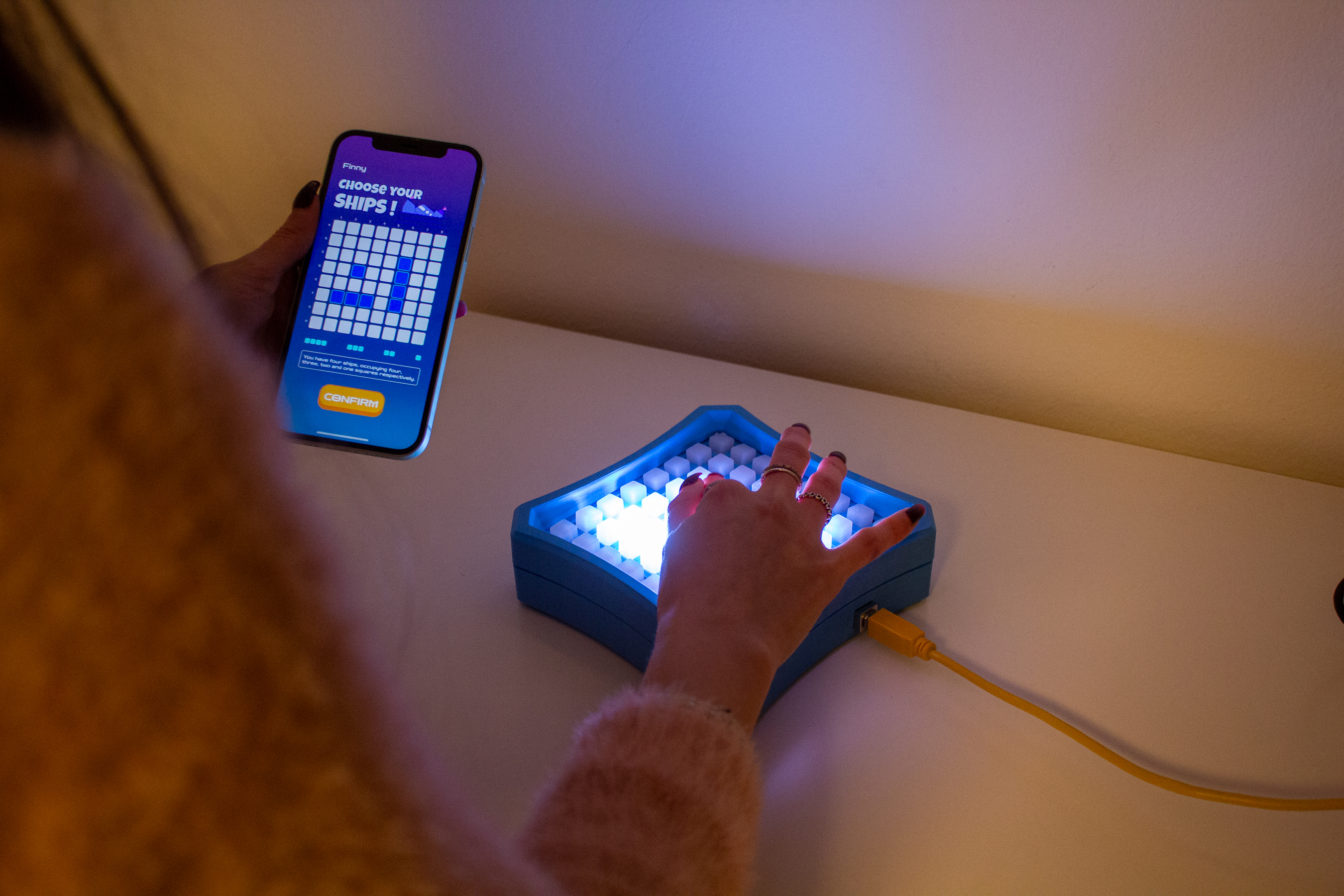 玩家通过手机应用和发光棋盘体验 BattleLight
